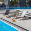 Světle šedé dřevěné polohovací zahradní lehátko Classic PATIO 2